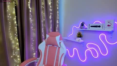 Snapshot of emiliyaqueen chatting on March 5, 2:25 am Emiliya online show from March 5, 2:25 am