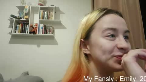 Snapshot of emilly_20 chatting on May 5, 8:28 pm Emily online show from May 5, 8:28 pm