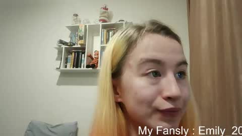 Snapshot of emilly_20 chatting on May 8, 9:53 pm Emily online show from May 8, 9:53 pm