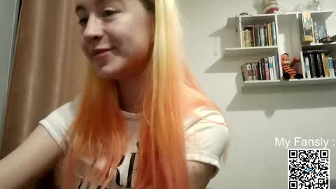 Snapshot of emilly_20 chatting on May 17, 9:33 pm Emily online show from May 17, 9:33 pm
