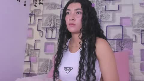 Snapshot of emilly_duque chatting on May 12, 3:25 am Emilly online show from May 12, 3:25 am