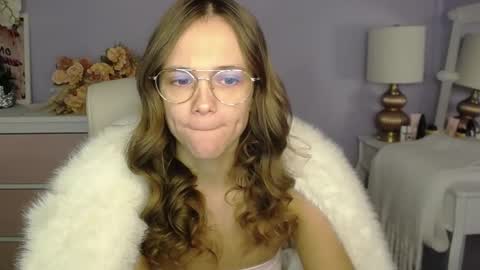 Snapshot of emilly_lust99 chatting on November 28, 7:44 am Emilly online show from November 28, 7:44 am