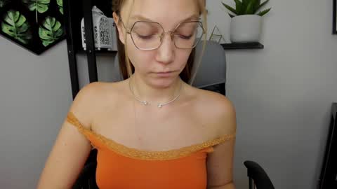 Snapshot of emilly_xkiss chatting on January 2, 9:33 am Emilly online show from January 2, 9:33 am