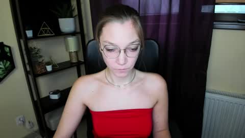 Snapshot of emilly_xkiss chatting on March 11, 6:21 am Emilly online show from March 11, 6:21 am