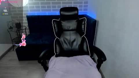 Snapshot of emily_amorre chatting on January 19, 7:25 am Emily 3 online show from January 19, 7:25 am