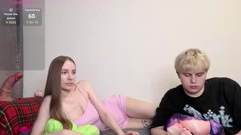 emily_and_ilumi online show from March 15, 7:09 pm