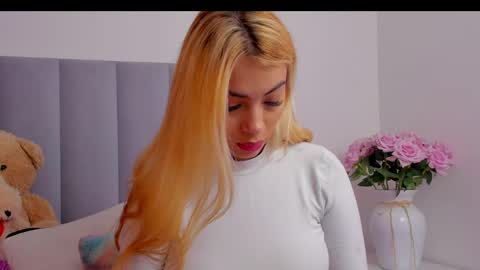 Snapshot of emily_briston chatting on June 5, 1:28 pm Emily online show from June 5, 1:28 pm