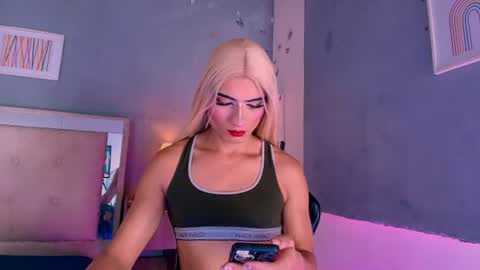 Snapshot of emily_castillo1_ chatting on July 8, 4:50 am emily_castillo1_ online show from July 8, 4:50 am