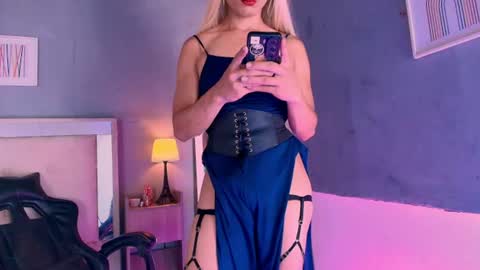 Snapshot of emily_castillo1_ chatting on July 10, 7:01 am emily_castillo1_ online show from July 10, 7:01 am