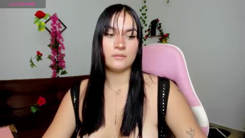 Snapshot of emily_coraline chatting on February 19, 3:27 pm Emily online show from February 19, 3:27 pm