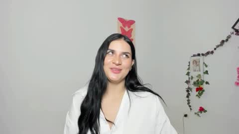 Snapshot of emily_coraline chatting on November 8, 1:28 am Emily online show from November 8, 1:28 am