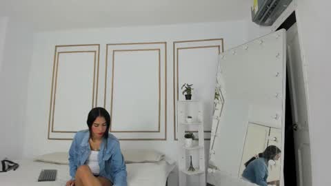 emily_gaviria1 online show from March 26, 12:11 pm