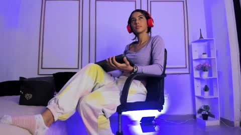 emily_gaviria1 online show from June 6, 12:43 pm