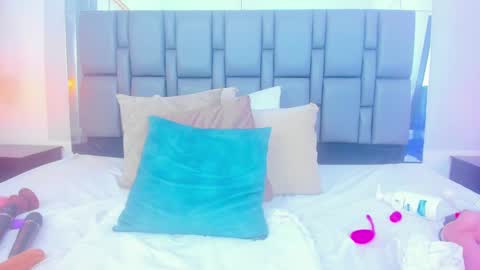 Snapshot of emily_gil1 chatting on January 24, 8:22 pm Emi online show from January 24, 8:22 pm