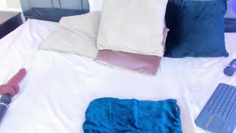 Snapshot of emily_gil1 chatting on February 6, 6:02 pm Emi online show from February 6, 6:02 pm