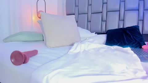 Snapshot of emily_gil1 chatting on February 15, 5:28 pm Emi online show from February 15, 5:28 pm