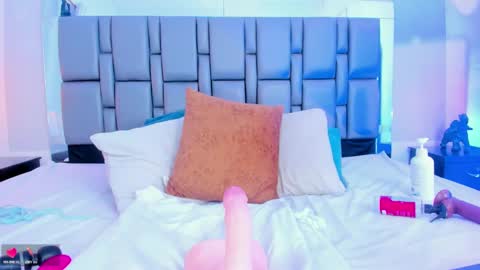 Snapshot of emily_gil1 chatting on February 20, 5:29 pm Emi online show from February 20, 5:29 pm