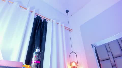 Snapshot of emily_gil1 chatting on March 1, 4:33 pm Emi online show from March 1, 4:33 pm