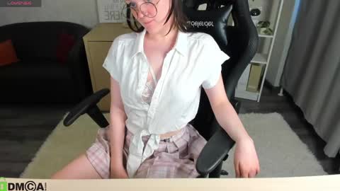 Snapshot of emily_hil11 chatting on May 2, 1:10 am Emily online show from May 2, 1:10 am