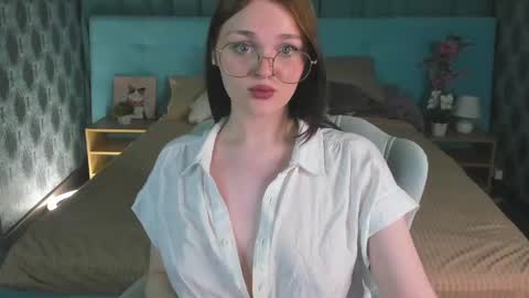 Snapshot of emily_hil11 chatting on May 18, 12:51 am Emily online show from May 18, 12:51 am