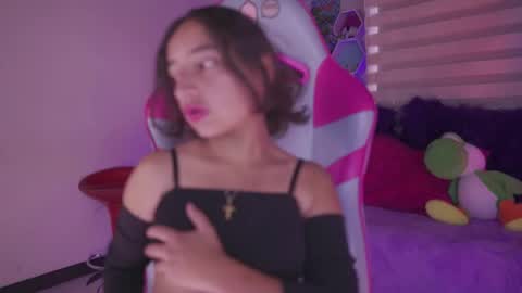 Snapshot of emily_jonexs_ chatting on March 15, 4:02 pm mily online show from March 15, 4:02 pm