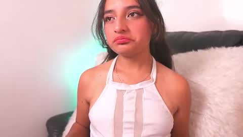 Snapshot of emily_jonexs_ chatting on April 18, 7:07 pm mily online show from April 18, 7:07 pm