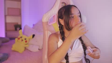 Snapshot of emily_jonexs_ chatting on June 6, 3:06 pm mily online show from June 6, 3:06 pm