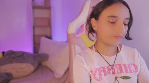 Snapshot of emily_jonexs_ chatting on June 9, 10:10 pm mily online show from June 9, 10:10 pm