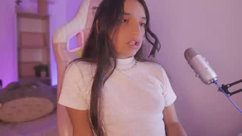 Snapshot of emily_jonexs_ chatting on June 10, 8:30 pm mily online show from June 10, 8:30 pm