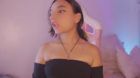 Snapshot of emily_jonexs_ chatting on June 13, 9:35 pm mily online show from June 13, 9:35 pm