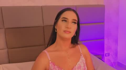 Snapshot of emily_luve chatting on May 4, 7:54 pm emily_luve online show from May 4, 7:54 pm