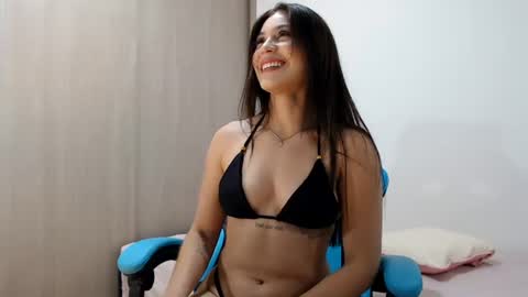 Snapshot of emily_mikelhot chatting on July 9, 6:39 am emily_mikelhot online show from July 9, 6:39 am