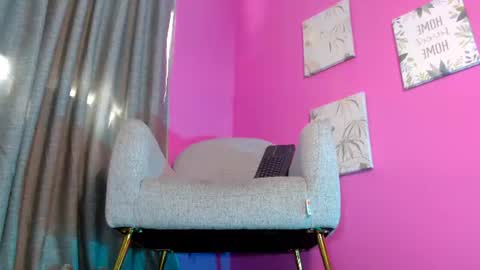 Snapshot of emily_oxx chatting on June 10, 7:13 pm Emily online show from June 10, 7:13 pm