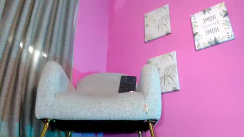 Snapshot of emily_oxx chatting on June 20, 6:22 pm Emily online show from June 20, 6:22 pm
