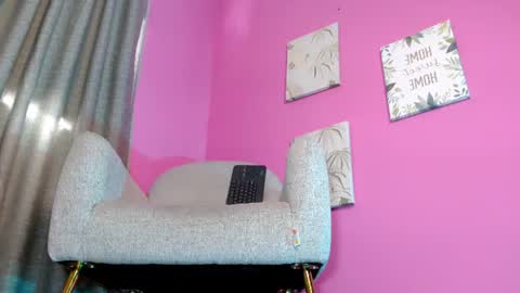 Snapshot of emily_oxx chatting on June 21, 7:16 pm Emily online show from June 21, 7:16 pm