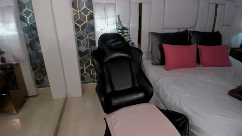 Snapshot of emily_parkss666 chatting on December 16, 10:15 pm Emily online show from December 16, 10:15 pm