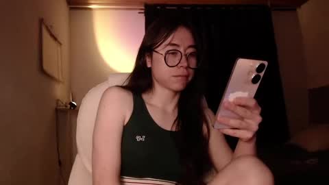 Snapshot of emily_pearl_ chatting on December 20, 11:05 pm emily_pearl_ online show from December 20, 11:05 pm