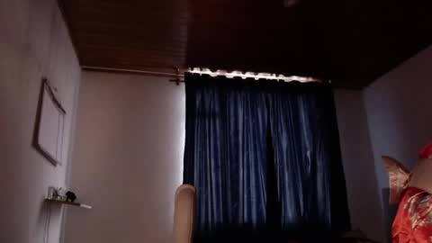 Snapshot of emily_pearl_ chatting on December 21, 9:36 pm emily_pearl_ online show from December 21, 9:36 pm