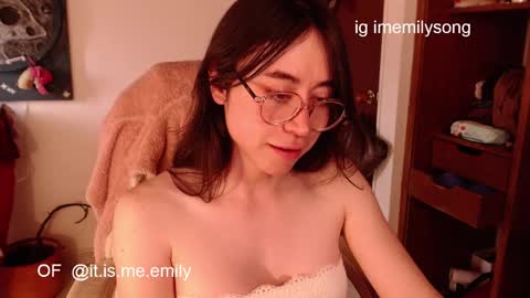 Snapshot of emily_pearl_ chatting on February 12, 8:48 pm emily_pearl_ online show from February 12, 8:48 pm