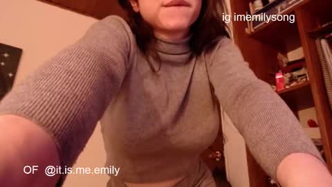 Snapshot of emily_pearl_ chatting on March 18, 10:24 pm emily_pearl_ online show from March 18, 10:24 pm