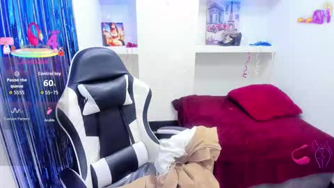 Snapshot of emily_rosse04 chatting on March 21, 12:21 pm online show from March 21, 12:21 pm