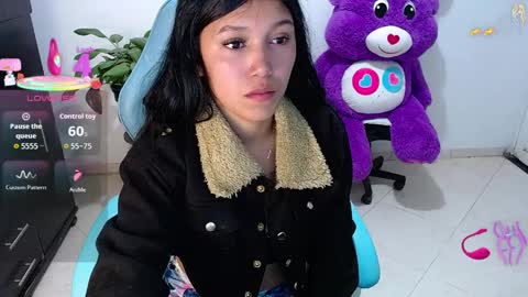 Snapshot of emily_rosse04 chatting on April 2, 3:04 am online show from April 2, 3:04 am