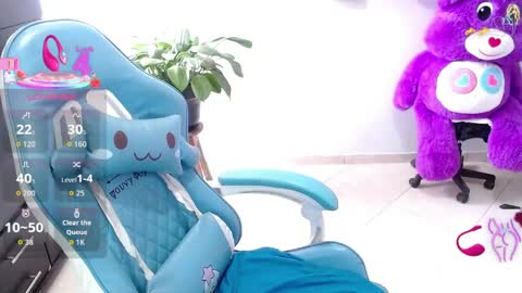 Snapshot of emily_rosse04 chatting on April 9, 11:59 am online show from April 9, 11:59 am