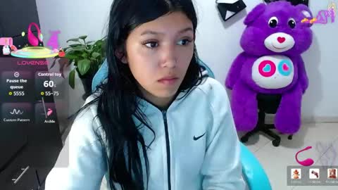 Snapshot of emily_rosse04 chatting on April 18, 9:46 am online show from April 18, 9:46 am