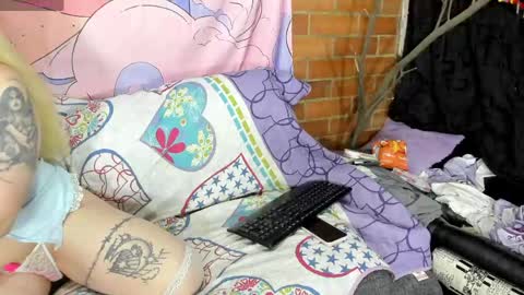 emily_salvatore online show from June 6, 1:54 am