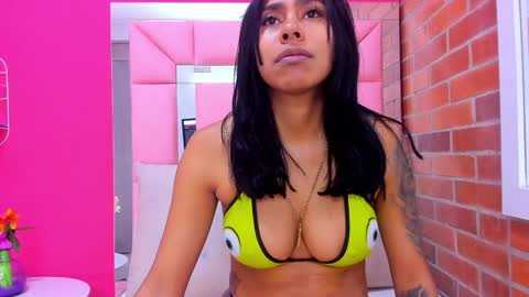 Snapshot of emily_sexy3 chatting on December 20, 10:49 am Emily online show from December 20, 10:49 am