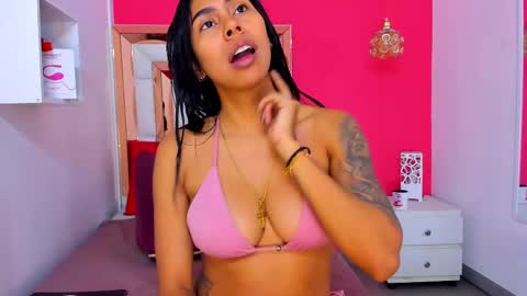 Snapshot of emily_sexy3 chatting on February 25, 11:19 am Emily online show from February 25, 11:19 am