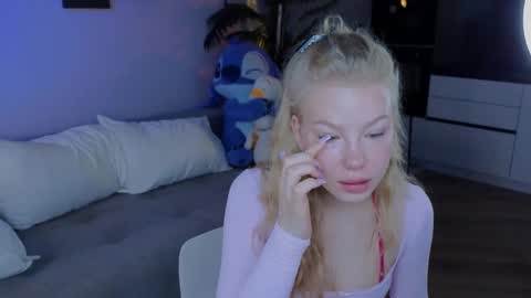 Snapshot of emily_shepard chatting on June 11, 2:33 am emily shepard online show from June 11, 2:33 am