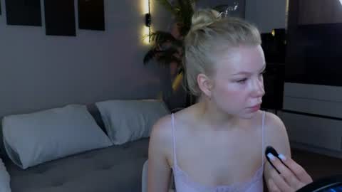 Snapshot of emily_shepard chatting on June 17, 2:25 am emily shepard online show from June 17, 2:25 am