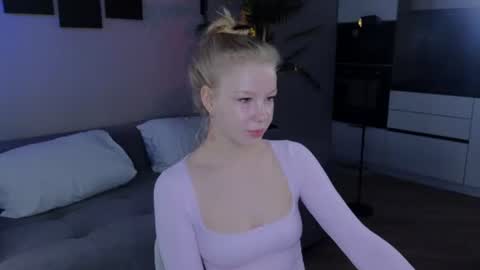 Snapshot of emily_shepard chatting on June 18, 4:02 am emily shepard online show from June 18, 4:02 am